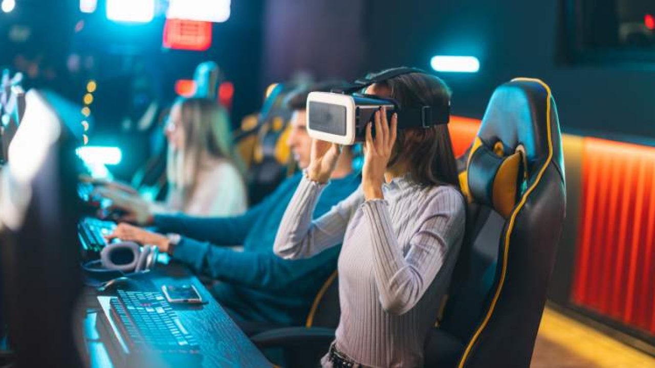 How Do Virtual Reality Headsets Enhance Gaming Experiences